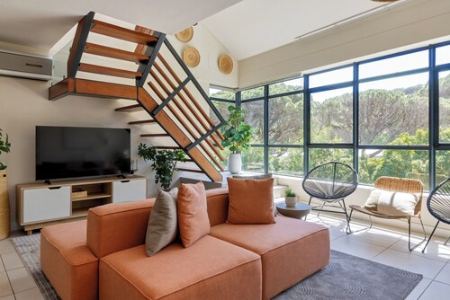Peaceful Camps Bay Apartment Surrounded by Nature
