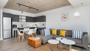Un appartamento moderno con cucina, sala da pranzo e soggiorno.