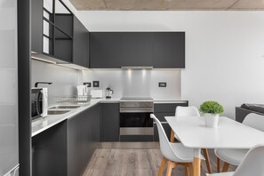 Fridge, microwave, oven, stovetop - Spacious De Waterkant Apartment in The Signature (Cape Town)