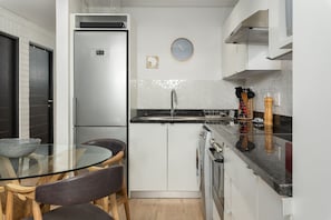 Réfrigérateur, four à micro-ondes, un four, surface de cuisson