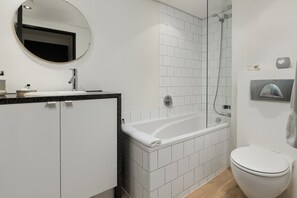 Ensemble baignoire-douche, s échoir à cheveux, serviettes fournies, savon