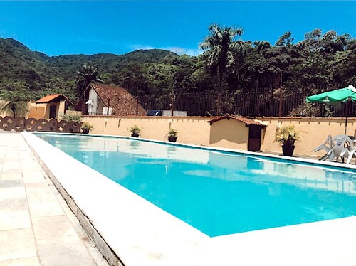 CHALÉ aconchegante c/ PISCINA. Região SUPER arborizada