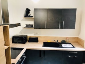 Een koelkast, een magnetron, een oven, een kookplaat