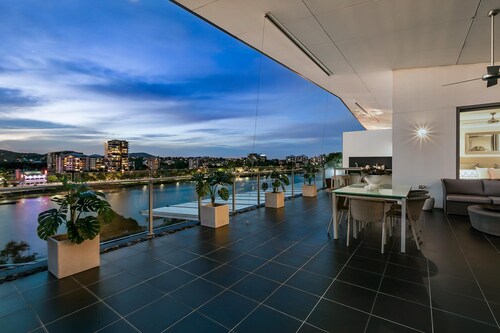 Stunning Waterfront Penthouse | 3 or 4 Bedrooms