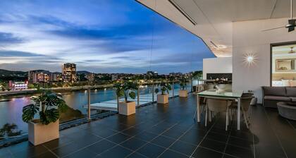 Stunning Waterfront Penthouse | 3 or 4 Bedrooms