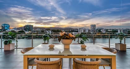 Stunning Waterfront Penthouse 3-Bed/4-Bed Luxury