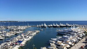 Un puerto deportivo lleno de diversas embarcaciones y yates, que indica un destino popular para navegantes.
