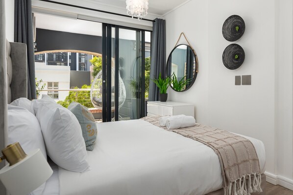 2 bedrooms, in-room safe, desk, iron/ironing board - Trendy Upmarket 2 Bed in De Waterkant - WIFI (Cape Town)