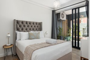 2 chambres, coffre-fort, bureau, fer et planche à repasser
