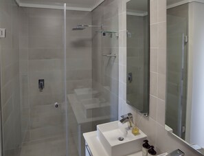 Bathtub, hair dryer, towels, soap - Intaka Facing 2-Bedroom Gem (Cape Town)