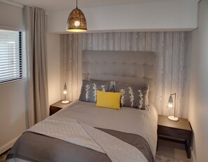 2 bedrooms, in-room safe, iron/ironing board, Internet - Intaka Facing 2-Bedroom Gem (Cape Town)