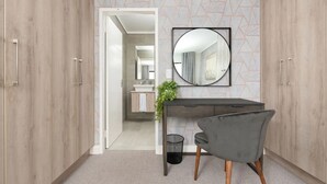 Un baño moderno con espejo, lavamanos y ducha.