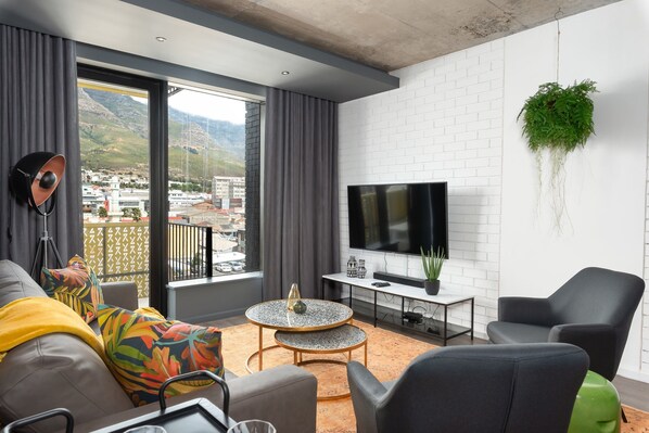 TV - Trendy Woodstock Wex Apartment (Cape Town)
