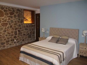 2 bedrooms, iron/ironing board, travel cot, Internet