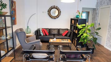 32-inch Smart TV with digital channels, TV