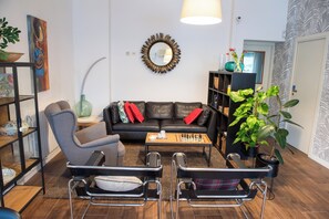 32-inch Smart TV with digital channels, TV