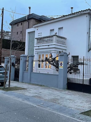 Front of property - El jardí de l'avet (Lleida)