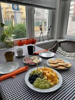 Desayuno completo diario (EUR 6 por persona)
