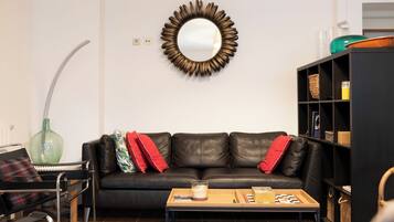 Een 32-inch smart-tv met digitale zenders en een televisie