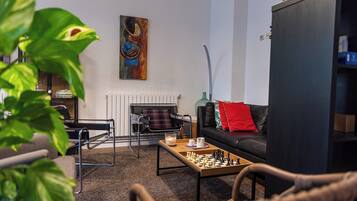 Een 32-inch smart-tv met digitale zenders en een televisie