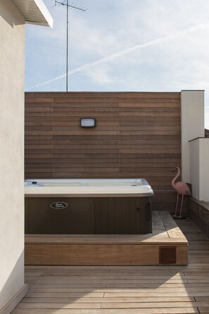 Outdoor spa tub - El jardí de l'avet (Lleida)