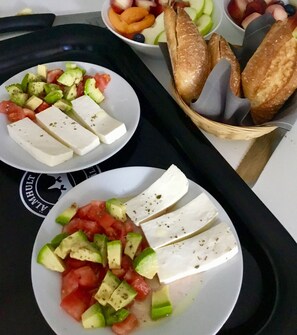 Daily full breakfast (EUR 6 per person) - El jardí de l'avet (Lleida)