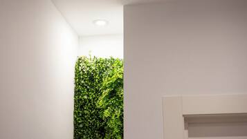 Een 32-inch smart-tv met digitale zenders en een televisie