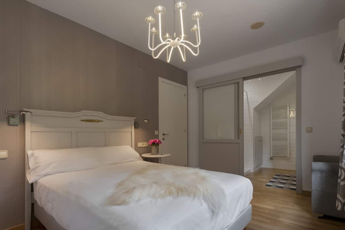 Quarto conforto | 1 quarto, individualmente decorados, individualmente mobiliados