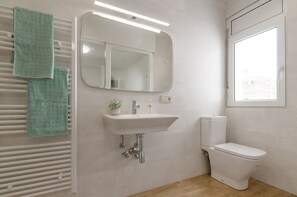 Superior-huone | Kylpyhuone | Suihku, pyyhkeet, saippua, sampoo