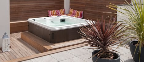 Outdoor spa tub