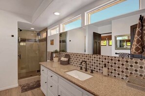 Bathtub, hair dryer, bidet, towels - Palm Springs 5BR Oasis-Pool,Spa,Hiking,Private,Pet Friendly,Mountain Views,BBQ (Palm Springs)