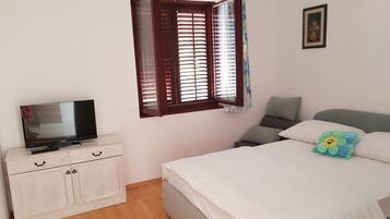 Basic Apartment | 1 bedroom, free WiFi, bed sheets