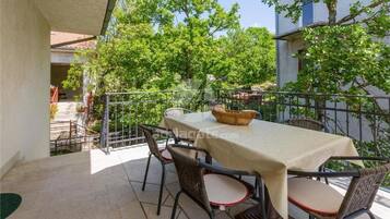 Basic Apartment | Terrace/patio