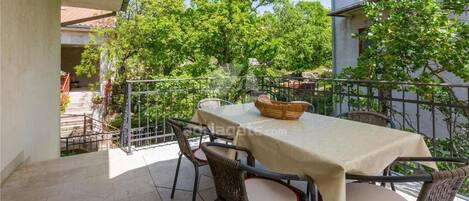 Basic Apartment | Terrace/patio