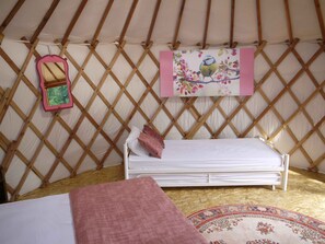1 bedroom, WiFi - Calm and cocooning, the Fuschia Yurt (Laprugne)