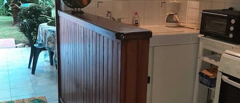 Refrigerador, microondas, horno y cafetera y tetera