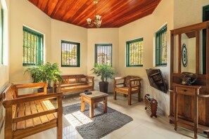 Télévision à écran plat de 32 pouces avec chaînes numériques, télévision