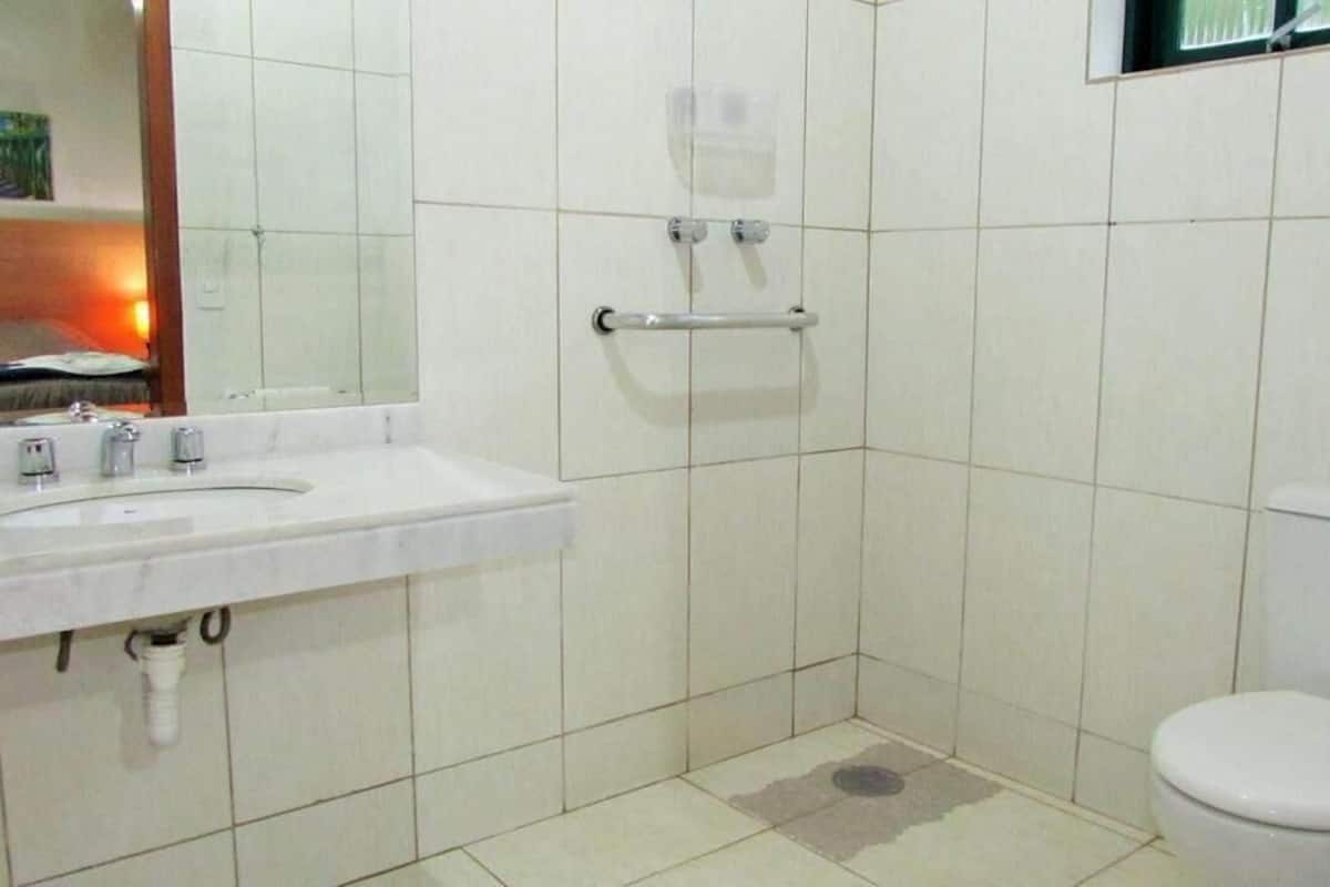 Een douche, gratis toiletartikelen, handdoeken, zeep