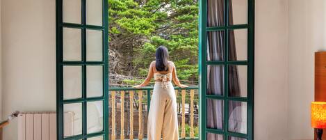 Comfort Room, Balcony