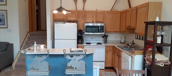 Bright and sunny mountain condo - ALL are welcome!