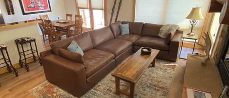 Smart-tv, eldstad och böcker