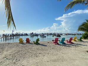 Chaises longues, serviettes de plage