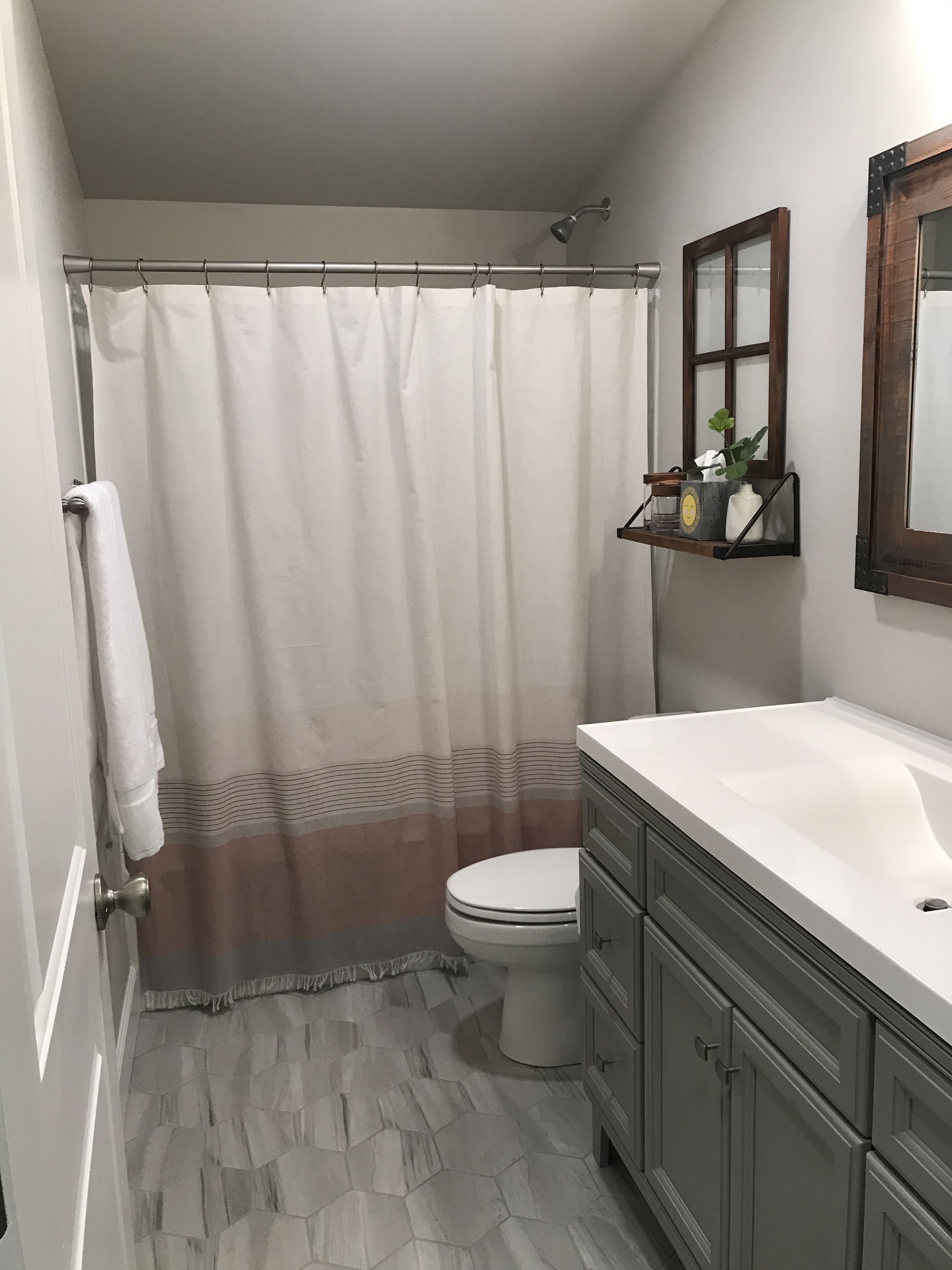 Ensemble douche/baignoire, sèche-cheveux, serviettes fournies, savon