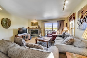 TV, fireplace
