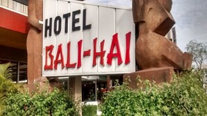 A sign for Hotel Bali-Hai with large, bold lettering. - Bali Hai (Acapulco)