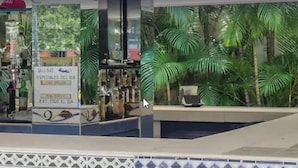 A kiosk with a sign advertising 'Specials of the Day' and a price of '2X1 1000 El Dia'. - Bali Hai (Acapulco)