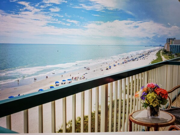 Rannalla, aurinkotuoleja, rantapyyhkeitä