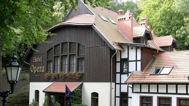 Un edificio tradicional con un letrero que dice 'Hotel Opera'.
