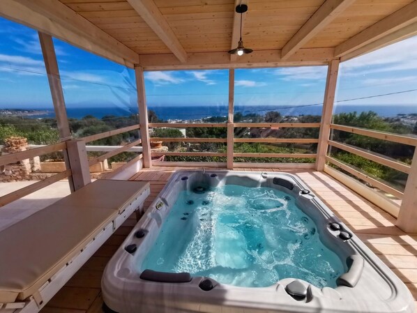 Outdoor spa tub