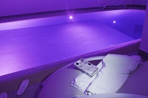 من حمّامات السباحة المغطاة